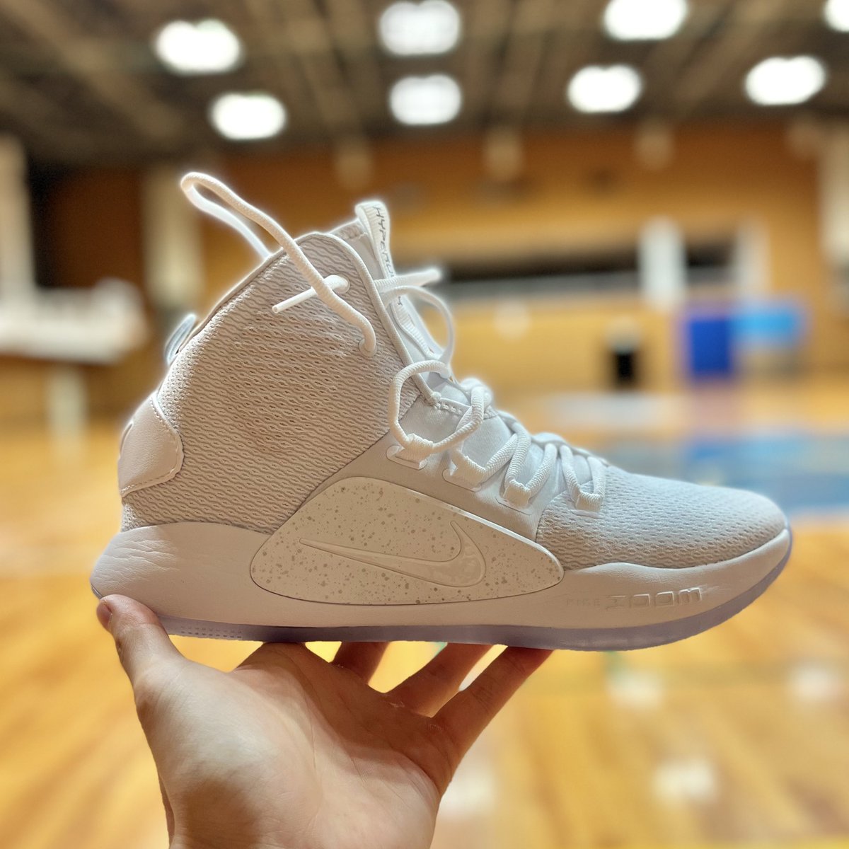 yogivabo's tweet photo. 【シューズレビュー】
NIKE HYPERDUNK X
フォアとヒールのズームエアでリアルジャンプ力が上がるシューズ。
アシックスから履き替えて違和感なくプレーできるほどクセが少なく、グリップもいい。
接地感は低いが、地面からダイレクトな反応は来る。
一軍、リピート確定。
#NIKE
#HYPERDUNKX https://t.co/4xo77QdgXa
