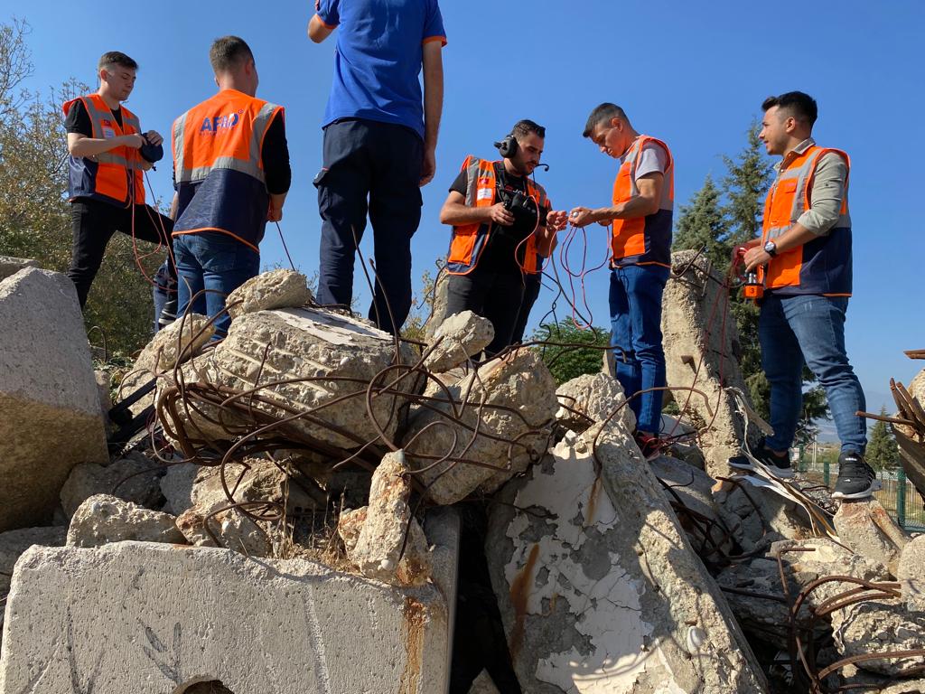 AFADKMaras's tweet photo. 📌Arama ve Kurtarma Birlik Müdürlüğümüze Yeni Atanan Sözleşmeli Personellerimize yönelik Eğitimler Devam Ediyor.🇹🇷🇹🇷
@TCkahramanmaras 
@AFADBaskanlik https://t.co/IdTi92kKU8
