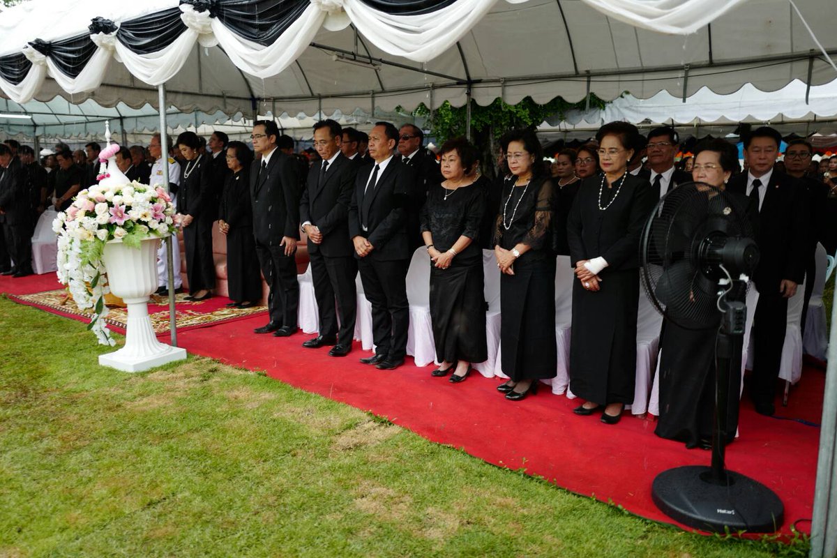 ตอนยิ่งลักไปงานศพก็ยังเห็นปูพรหมแดงนิ ไม่เห็นหมาออกมาเห่าเลย 555 #แบนมิลลิ #กราดยิงหนองบัวลำภู #6ตุลา