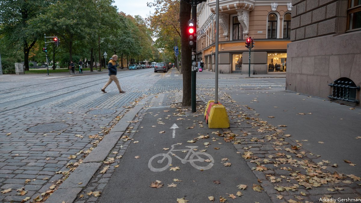 ArkadiyUrban's tweet photo. Local bike infrastructure: lanes on the sidewalks as a common solution, simple crossing and parking.

Everything is simple and with winter maintains, but if commuting becomes more populare — pedestrians will be unhappy. https://t.co/ACbFdS03E2