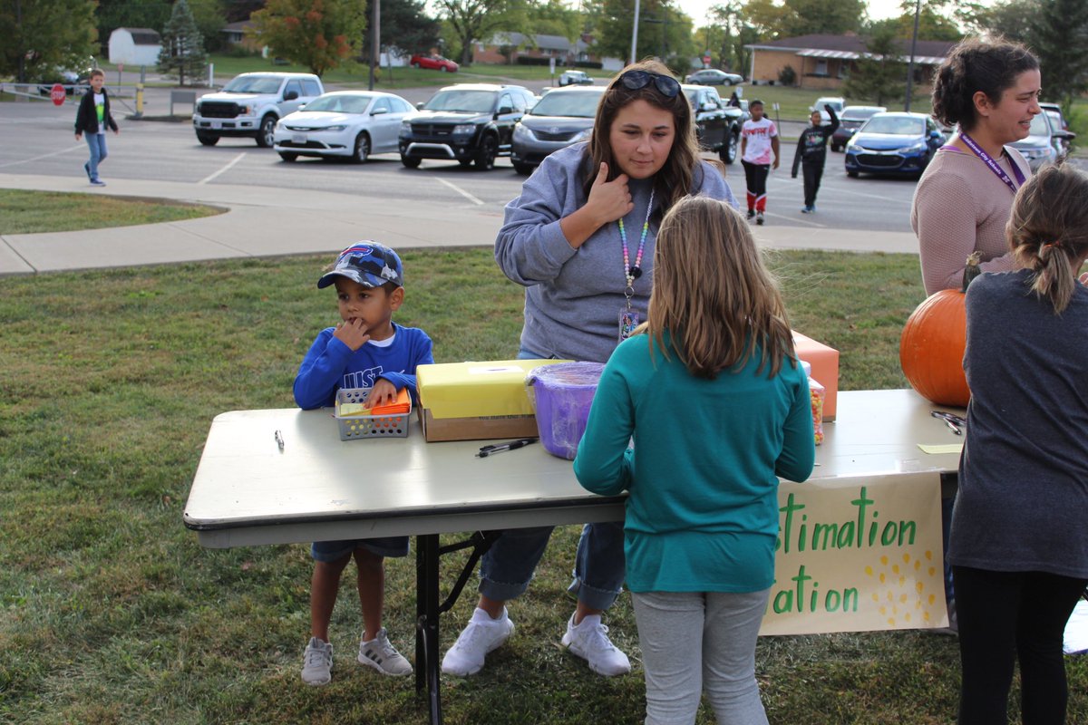 MissW_SECS's tweet photo. Had a blast at the @Creekvw_Tweets Fall Festival!! So did my little guy, even if his face doesn’t show it! 

@MissJud_Kinder did a fantastic job planning the event! 

#wearecreekview #middierising https://t.co/KEO0ZTLZTG