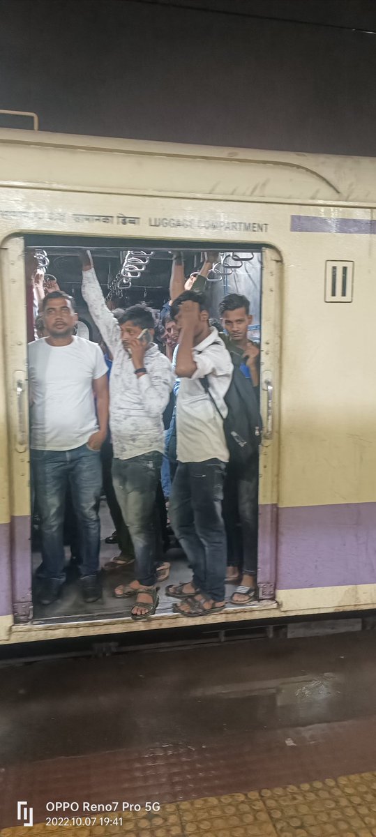minal4878's tweet photo. This is the virar  ladies special train from andheri @ 7.37 pm. See how many ladies were travelling https://t.co/V0XGa8VkIT
