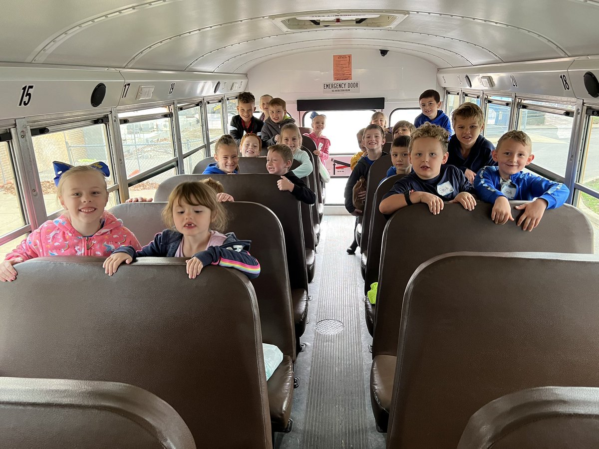 baileedsmith's tweet photo. DFE First Grade heading to Pigeon Roost Farm 🎃 @FranklinLocal @HartmanDFE https://t.co/xjAT57ZYJx