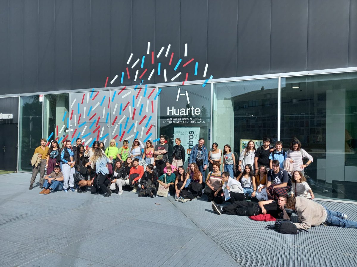 CiTextil's tweet photo. Y también con hoy con Grado Medio en Confección y Moda a visitar el @centrohuarte #encuentros #artejoven22 https://t.co/sSUMgdrkUb