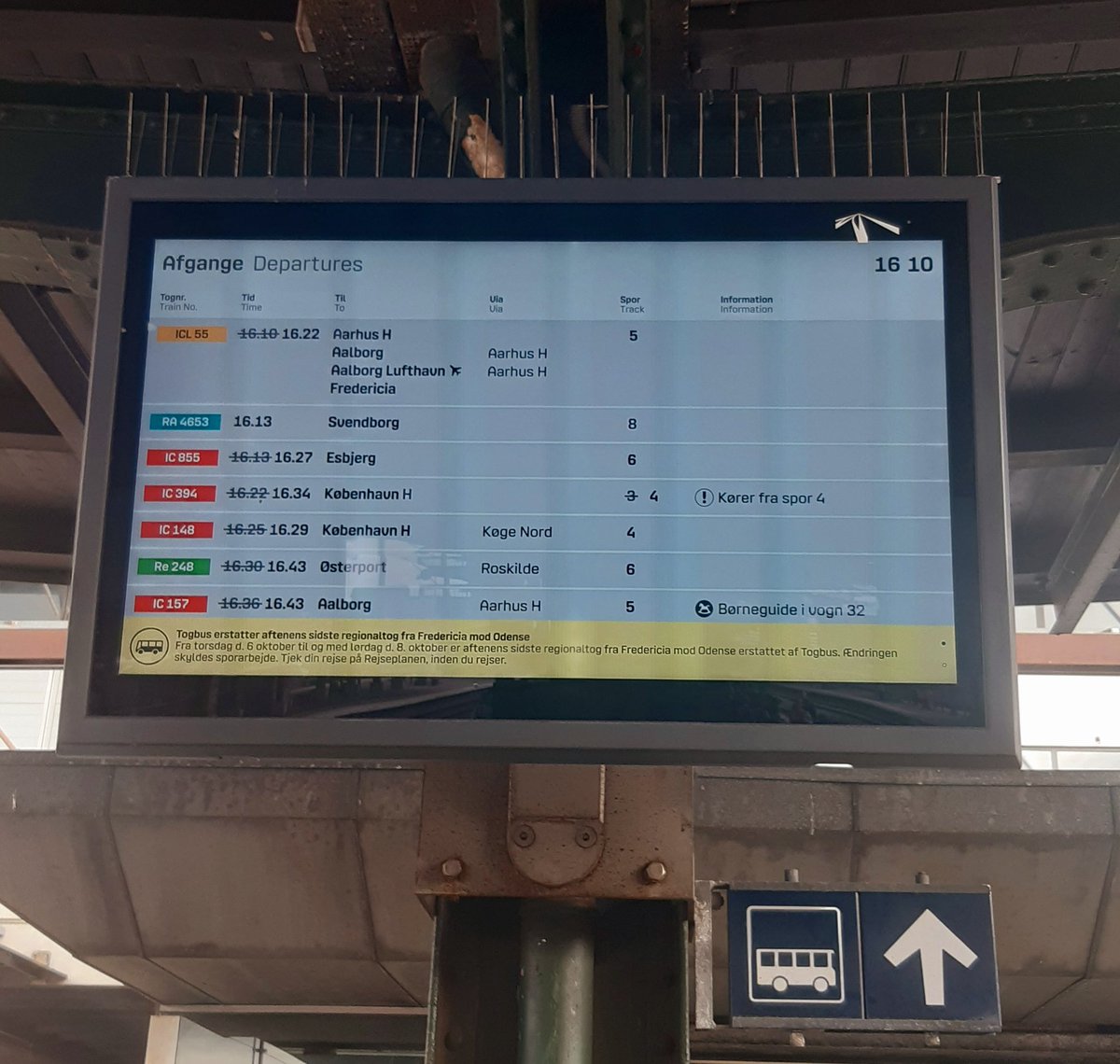 apandersen's tweet photo. Typisk dag med @omDSB. Forsinkelser over hele linjen. I mit tilfælde en forsinkelse indtil videre på det første tog på 14 min, mens der kun er 9 minutter til at skifte tog, hvilket fører til en forøget rejsetid på 65 mimutter
#udogsemeddsb #pendling https://t.co/YFBnZQlY0N