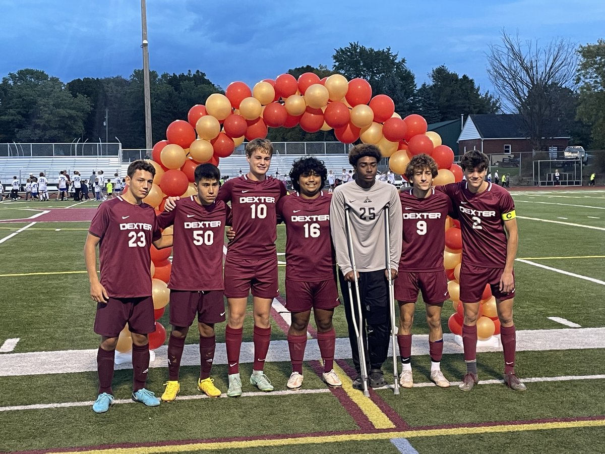 Thanks for a wonderful season Seniors!
(L to R) Santonocito, Eugenio, Doletzky, Morales-Leverett, Lindholm, Tracy and Gariepy