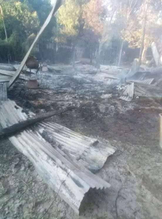 ttnuwai's tweet photo. SAC troops set ablaze to KhinMon village, ChaungOo tsp, Sagaing division yesterday, abducted and tortured about 400 residents at the monastery there.
#2022Oct7Coup #EU_SanctionArmsBrokers #WhatsHappeningInMyanmar https://t.co/bCdup0PP7y