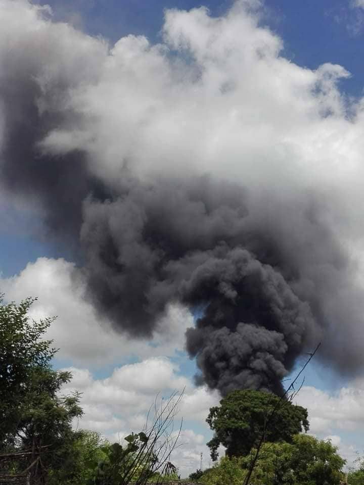 ttnuwai's tweet photo. SAC troops set ablaze to KhinMon village, ChaungOo tsp, Sagaing division yesterday, abducted and tortured about 400 residents at the monastery there.
#2022Oct7Coup #EU_SanctionArmsBrokers #WhatsHappeningInMyanmar https://t.co/bCdup0PP7y