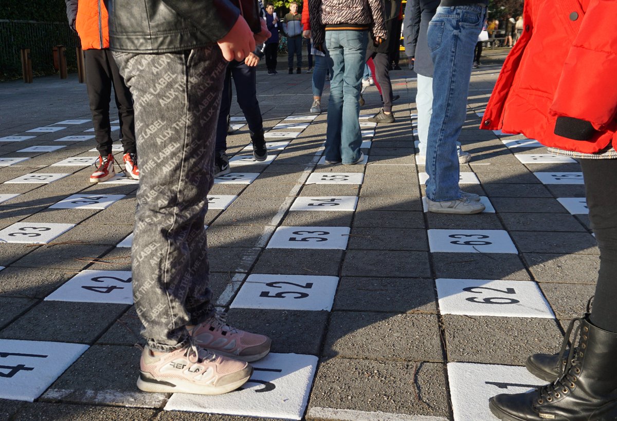 Vandaag heeft wethouder <a href="/markovandalen/">Marko van Dalen</a> het vernieuwde schoolplein van Basisschool Beisterveld feestelijk geopend. Beisterveld is de eerste school in Bergeijk die de buitenruimte voorzien heeft van verschillende spelelementen waarbij 'bewegend leren' centraal staat.