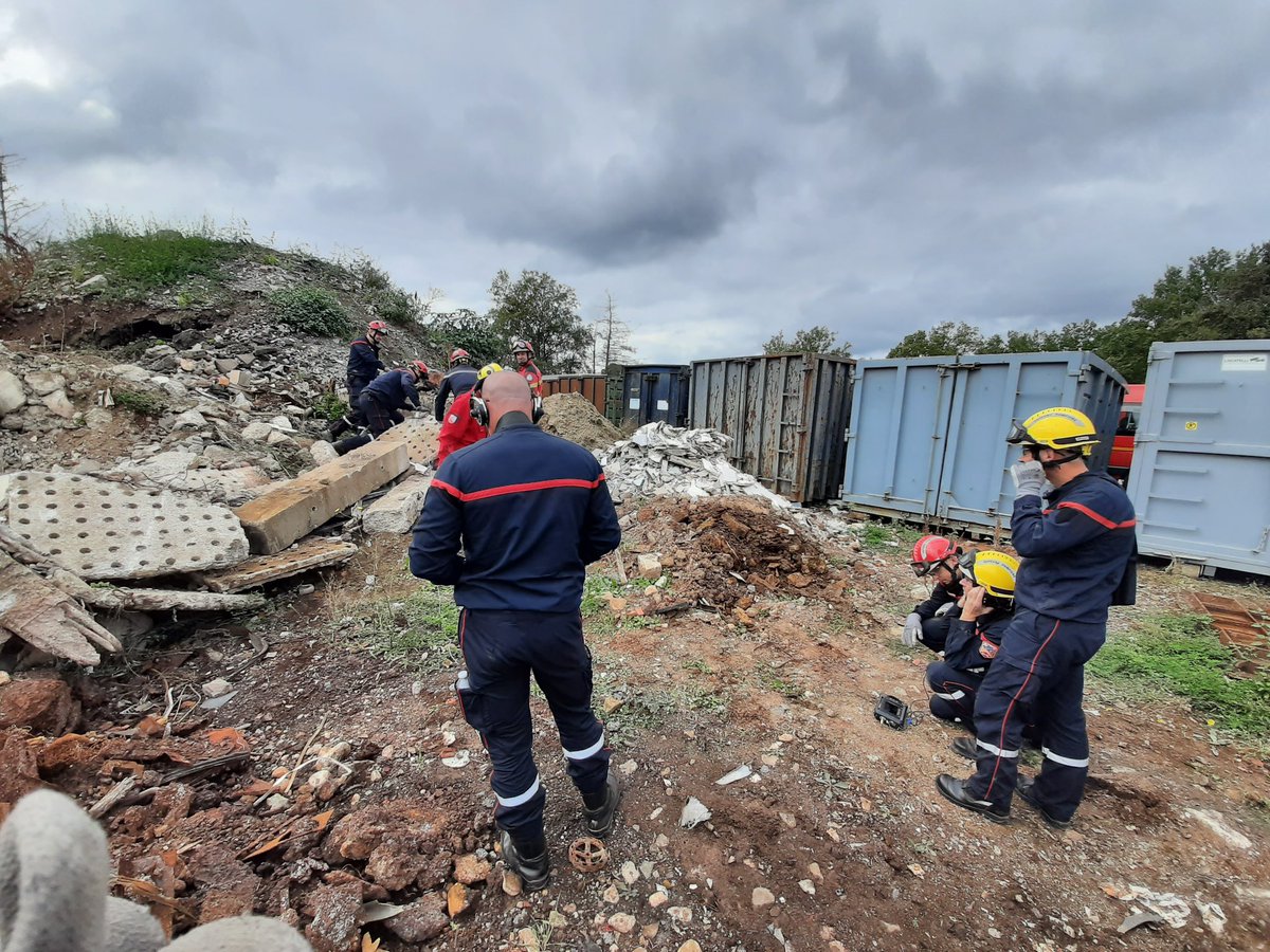 Pompiers03's tweet photo. Un stage USAR1 organisé au profit des 🚒 avec le soutien de formateurs @SDIS_63 @sdis26 @sdis42 
Ce sont 12 🚒 qui ont été formés aux techniques de secours en milieux effondrés ou instables.🙏Montluçon Habitat et à l’entreprise Calard pour la mise à disposition de site. https://t.co/WFzx9mgUuI