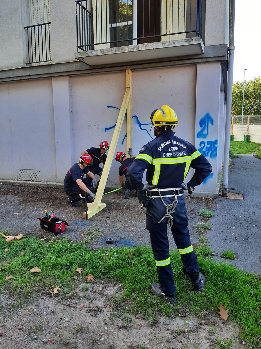 Pompiers03's tweet photo. Un stage USAR1 organisé au profit des 🚒 avec le soutien de formateurs @SDIS_63 @sdis26 @sdis42 
Ce sont 12 🚒 qui ont été formés aux techniques de secours en milieux effondrés ou instables.🙏Montluçon Habitat et à l’entreprise Calard pour la mise à disposition de site. https://t.co/WFzx9mgUuI