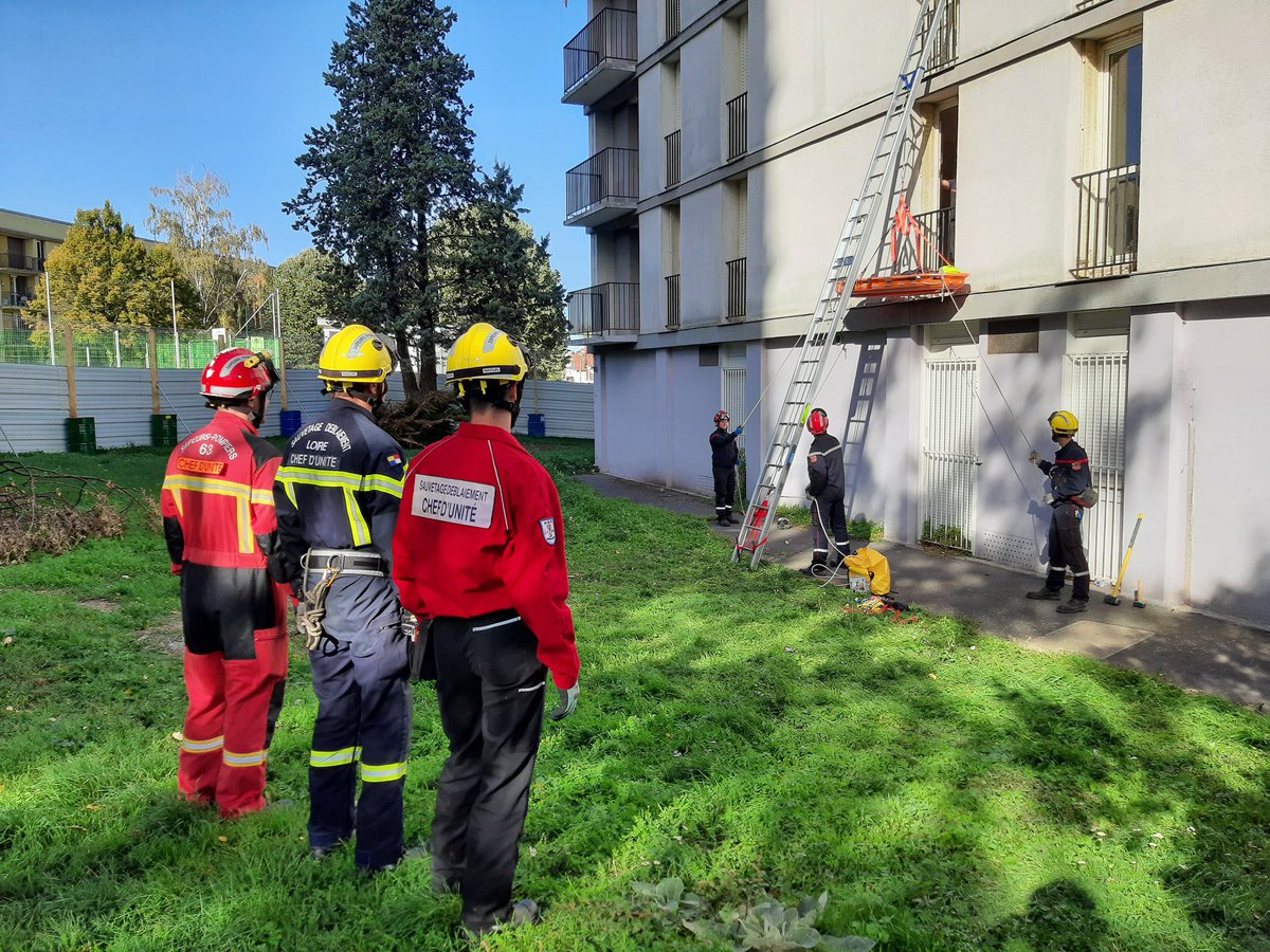 Pompiers03's tweet photo. Un stage USAR1 organisé au profit des 🚒 avec le soutien de formateurs @SDIS_63 @sdis26 @sdis42 
Ce sont 12 🚒 qui ont été formés aux techniques de secours en milieux effondrés ou instables.🙏Montluçon Habitat et à l’entreprise Calard pour la mise à disposition de site. https://t.co/WFzx9mgUuI