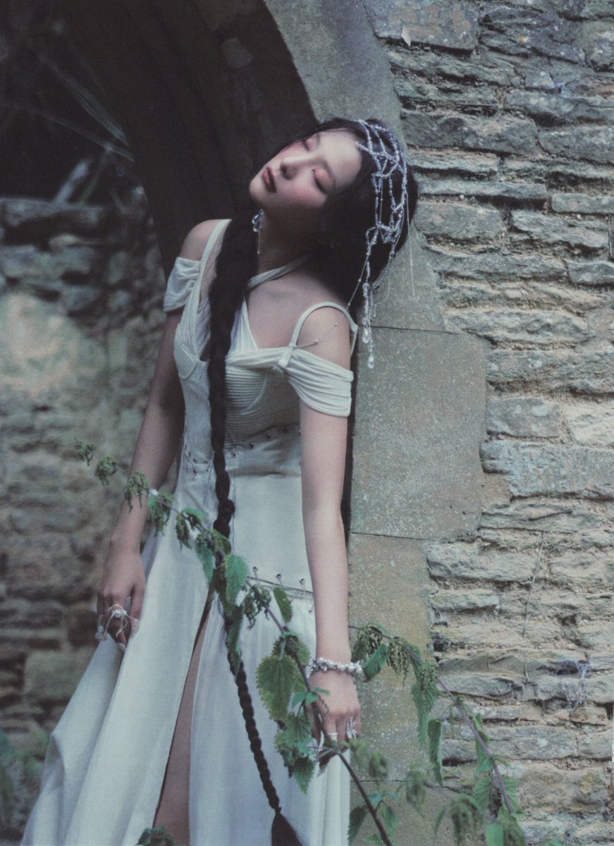 seulgikpics's tweet photo. such a beautiful fairy https://t.co/esO4cr5dJt