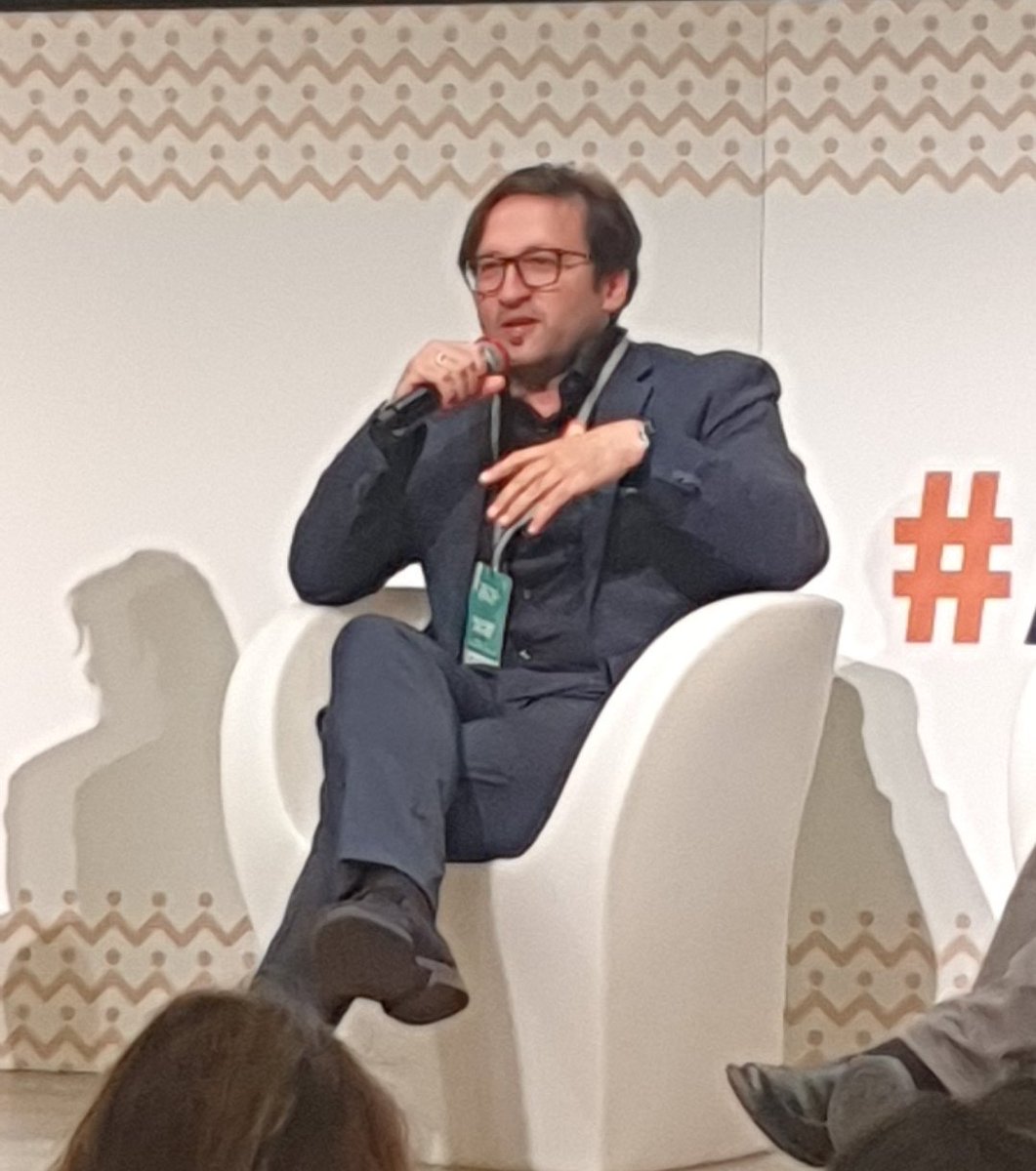 Leadership da altri mondi: cerchiamo ispirazione da storie e professioni per andare #versonuoviparadigmi #AIDP2022
#valentinocorvino <a href="/Goldenspyra/">Valentino Corvino</a>
ci racconta il direttore d'orchestra: anticipa, guida il gruppo dando le spalle al pubblico, gestisce musicisti di personalità #magia