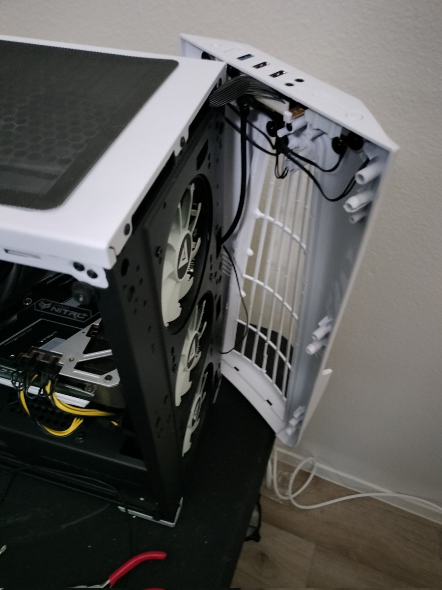 MVGCMonolith's tweet photo. Absolutely love this case but getting into it to install new fans was NOT user friendly. Got it done though and now I got my blue and white ice. #pcbuild #PCBuildingSim2 #twitchstreamer #gamer #blerd https://t.co/SgH9vYyx4N