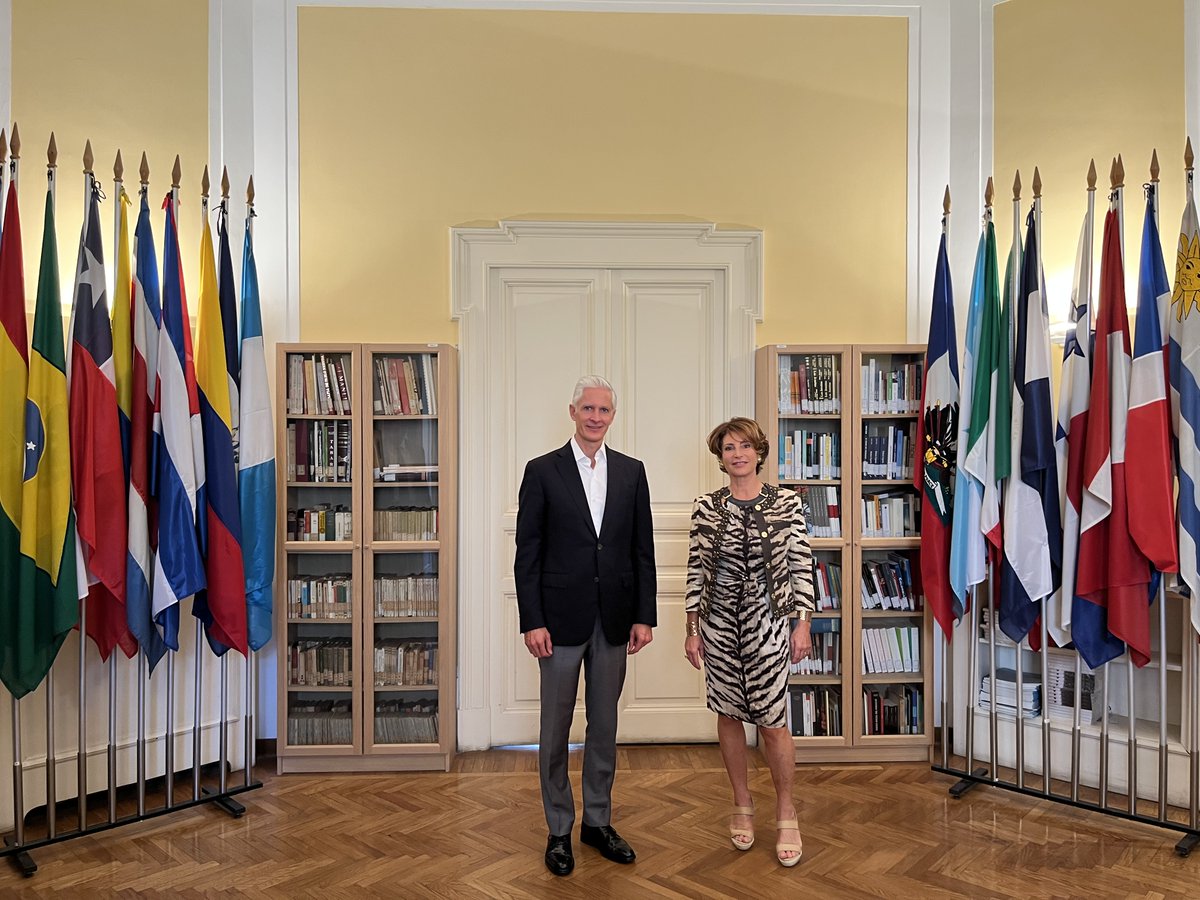 Agradezco a la Secretaria General de la <a href="/iila_org/">IILA</a>, Antonella Cavallari, el habernos recibido y poder promover las políticas públicas del gobierno del <a href="/Edomex/">Gobierno del Estado de México</a> en favor de las mujeres.