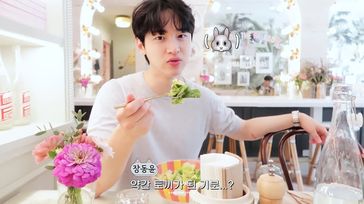 여친이 가고 싶어했던 이쁜 샐러드 가게 함께 방문했는데풀때기가 내키지 않고
그렇다고 내색을 할 수 없고 ㅋㅋㅋㅋ

일단은 먹고보는 상큼 남친 재질 어쩔ㅋㅋ

#장동윤 #고화질 #사진큼  
#JangDongYoon