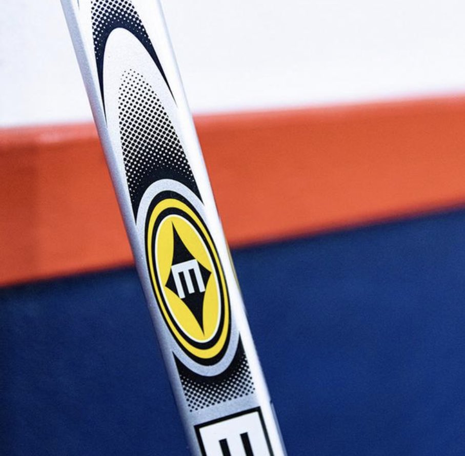 spittinchiclets's tweet photo. The OG Synergy is back on sale today in the Bauer store 🔥🔥🔥

Is this the GOAT stick? https://t.co/V3MzjYh2nx