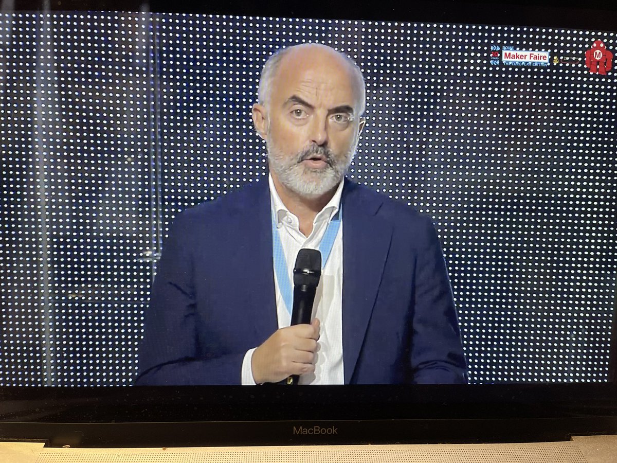 SymiChan's tweet photo. @stefanomicelli della @CaFoscari sul palco della @MakerFaireRome introduce il progetto #ITS40 Live: https://t.co/HdPl1iKdFC #MFR2022 #MakerFaireRome #branded https://t.co/Zr610MbFPS