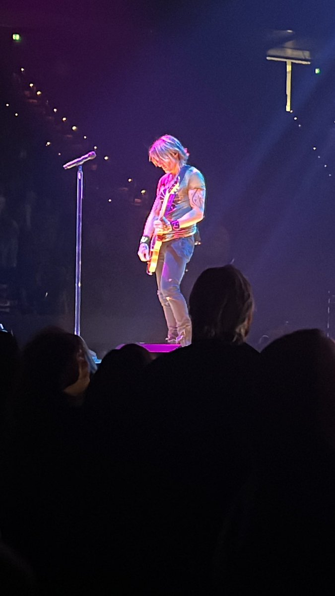 AddisonMcClure1's tweet photo. of all the concerts i’ve been to, @KeithUrban definitely put on the best show i’ve ever seen last night. https://t.co/1gdJErYQ0X