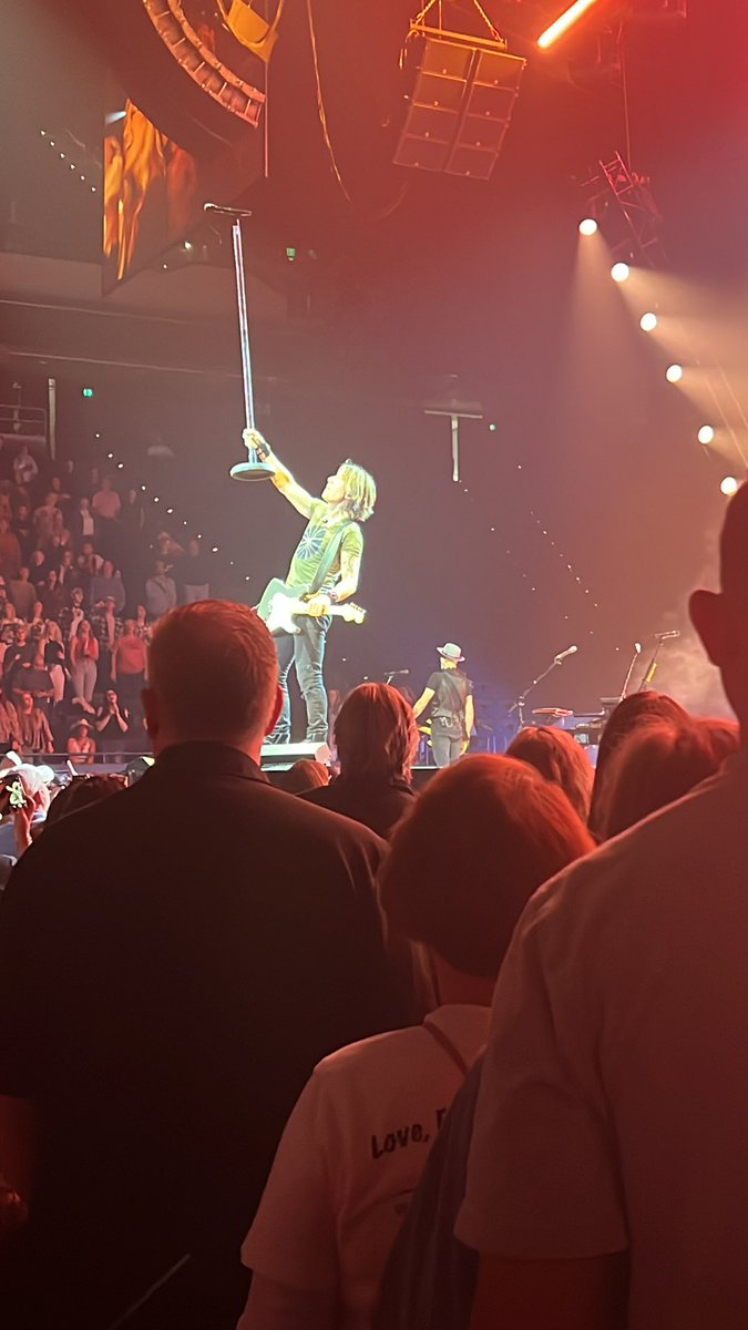 AddisonMcClure1's tweet photo. of all the concerts i’ve been to, @KeithUrban definitely put on the best show i’ve ever seen last night. https://t.co/1gdJErYQ0X