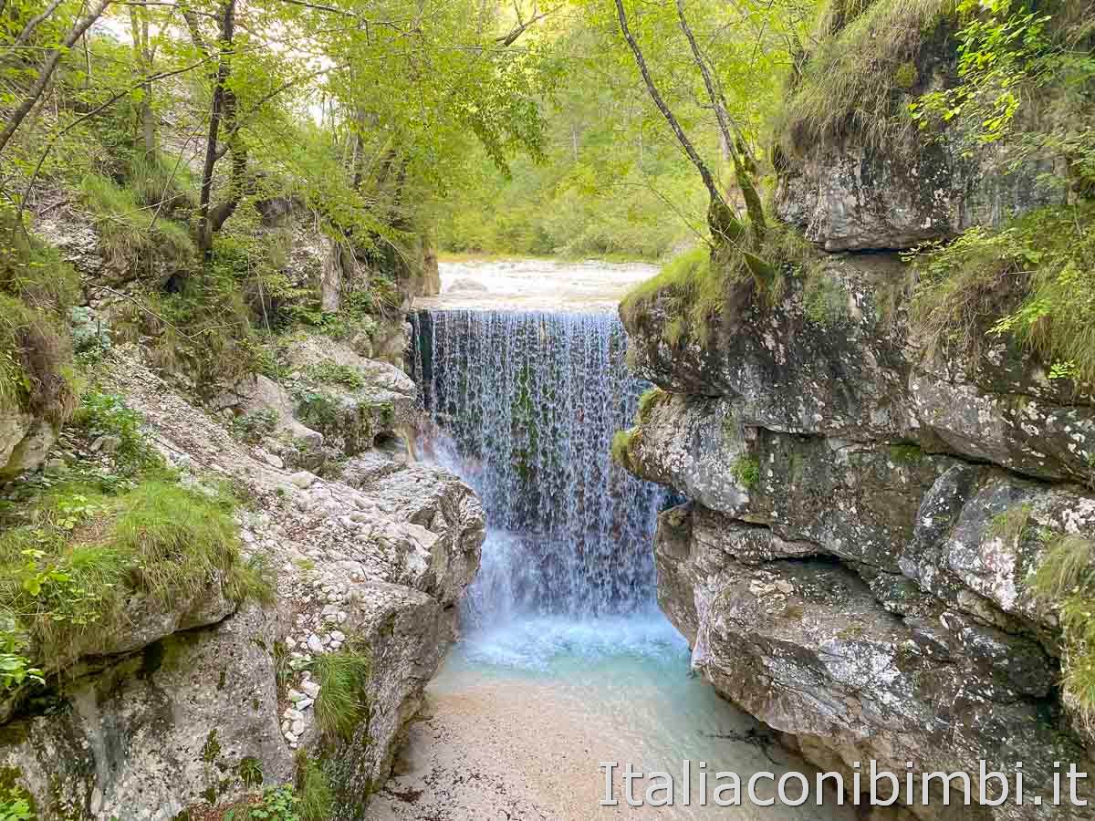 italiaconibimbi's tweet photo. Siamo stati a Chiusaforte, il paese delle cascate e ne siamo rimasti affascinati. Sono ben 13 raccolte in un dépliant gratuito, tutte le info e tante foto sul nostro blog:   
https://t.co/nZ3fhOf1He
#fvglive #friuliveneziagiulia #chiusaforte #cascate https://t.co/EreKkJvuxn