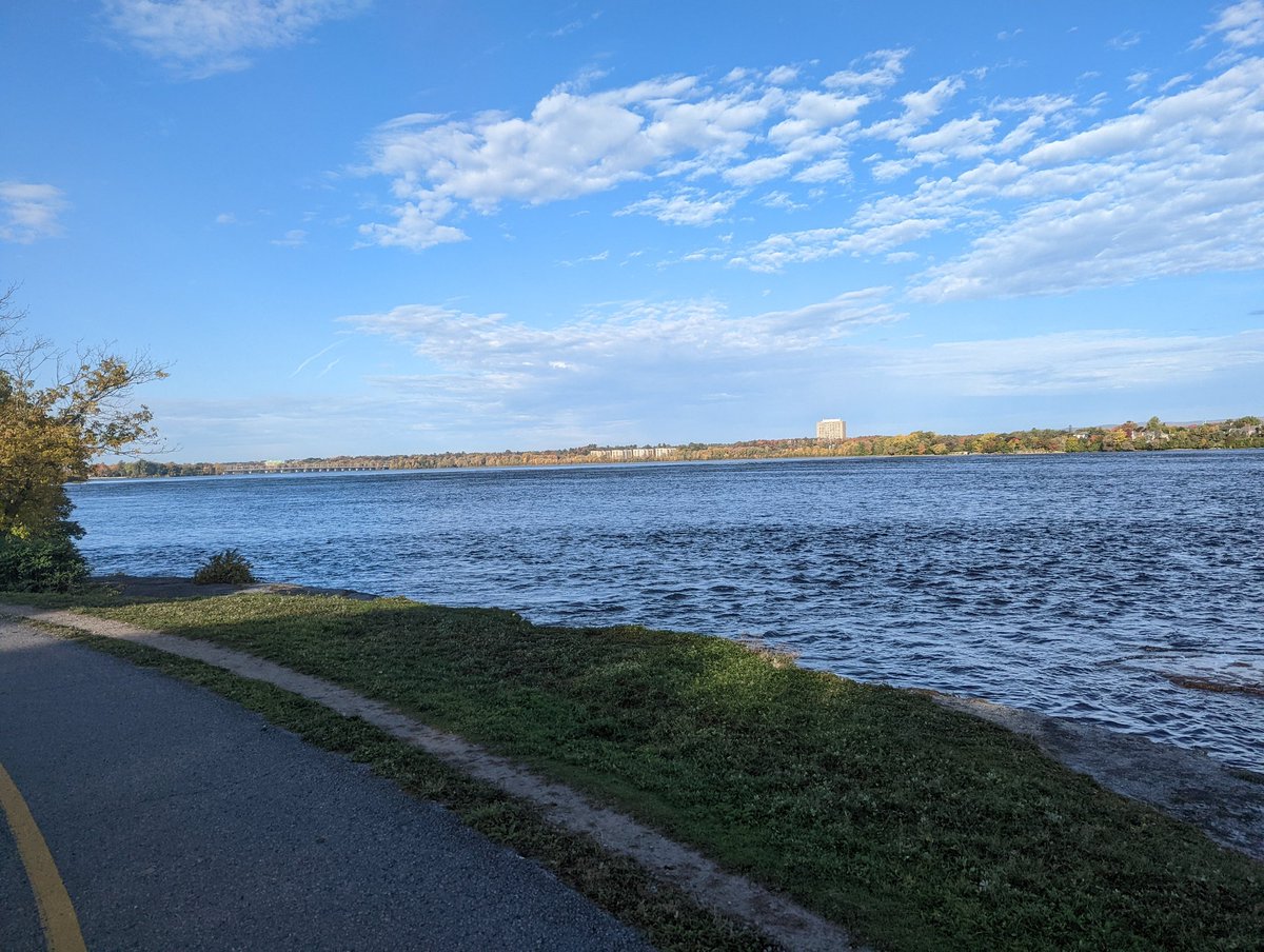 GillianDaws's tweet photo. 🧵 This was my commute to work yesterday. I missed cycle commuting during covidtimes. It does so much for my mental health to have these views and the joy of movement. Even in the winter! Nature is spectacular and healing. #ottbike #gcflex https://t.co/U5MvVqTFrZ