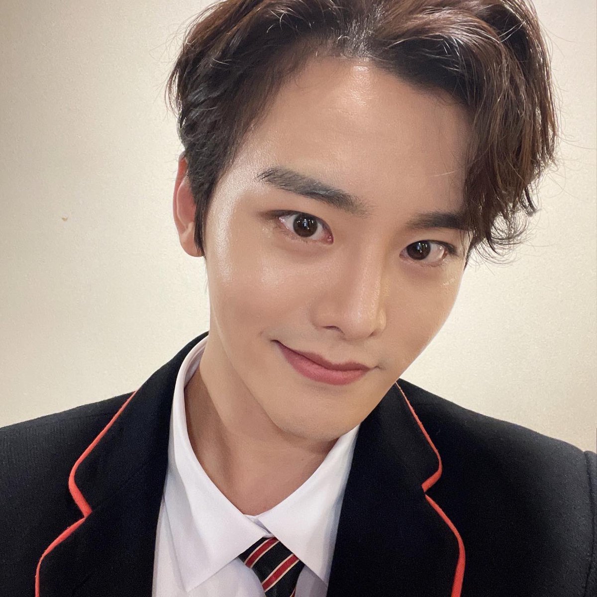 Vogue___jw's tweet photo. 히보 첫 주 완료!! 🫠 멋진 어윈형님과 🤓 https://t.co/fqwSvCtFCJ