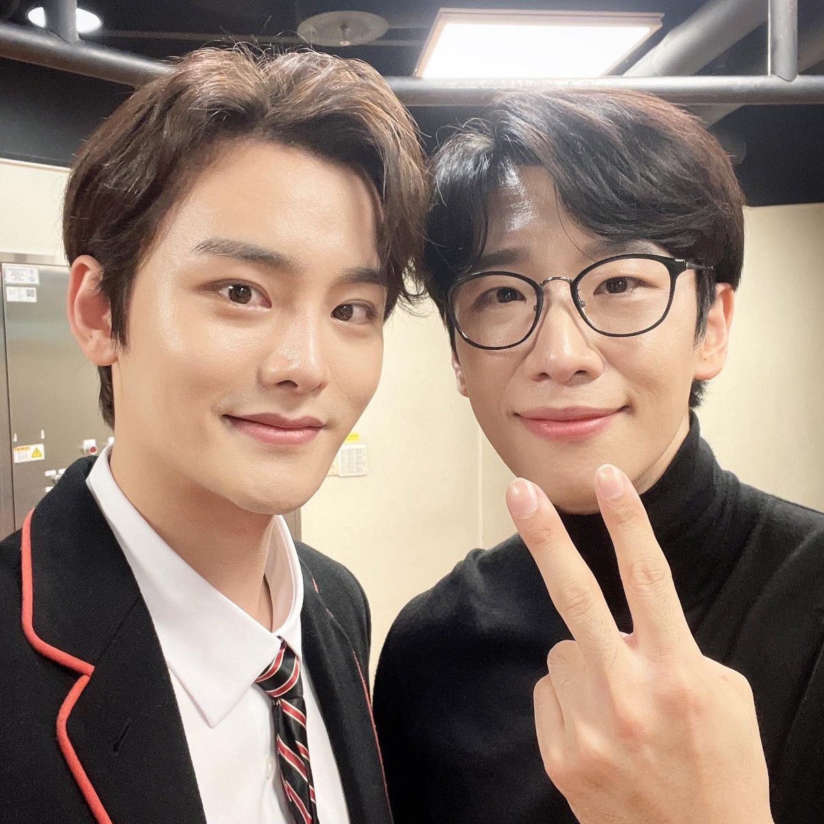 Vogue___jw's tweet photo. 히보 첫 주 완료!! 🫠 멋진 어윈형님과 🤓 https://t.co/fqwSvCtFCJ