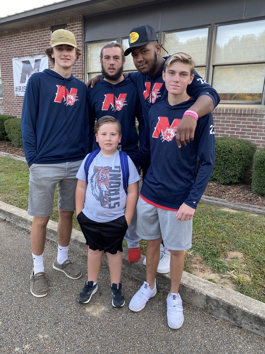 Nettleton_Prim's tweet photo. Fridays are always great but even better when our @Nettleton_High @net_tigerFB friends visit! ❤️🐯💙 #riseabove https://t.co/6oM13upUa1
