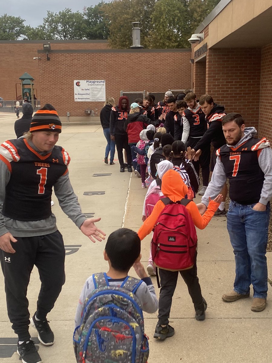 CoachBrauer's tweet photo. Strategy and execution and winning the rep/game is awesome. But days and moments like High Five Friday is what makes 🏈 the absolute best https://t.co/BDAGHfYzwx