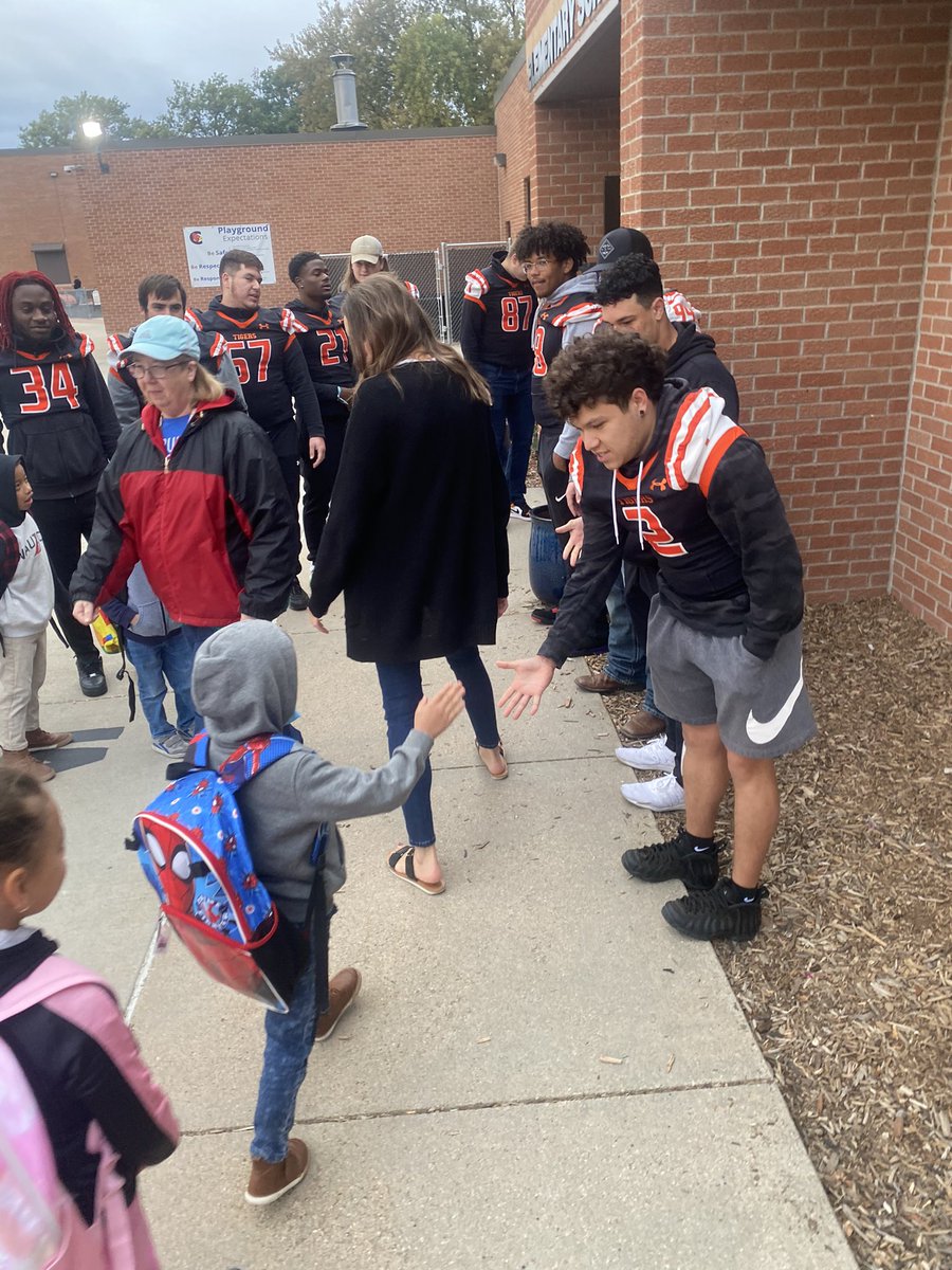 CoachBrauer's tweet photo. Strategy and execution and winning the rep/game is awesome. But days and moments like High Five Friday is what makes 🏈 the absolute best https://t.co/BDAGHfYzwx