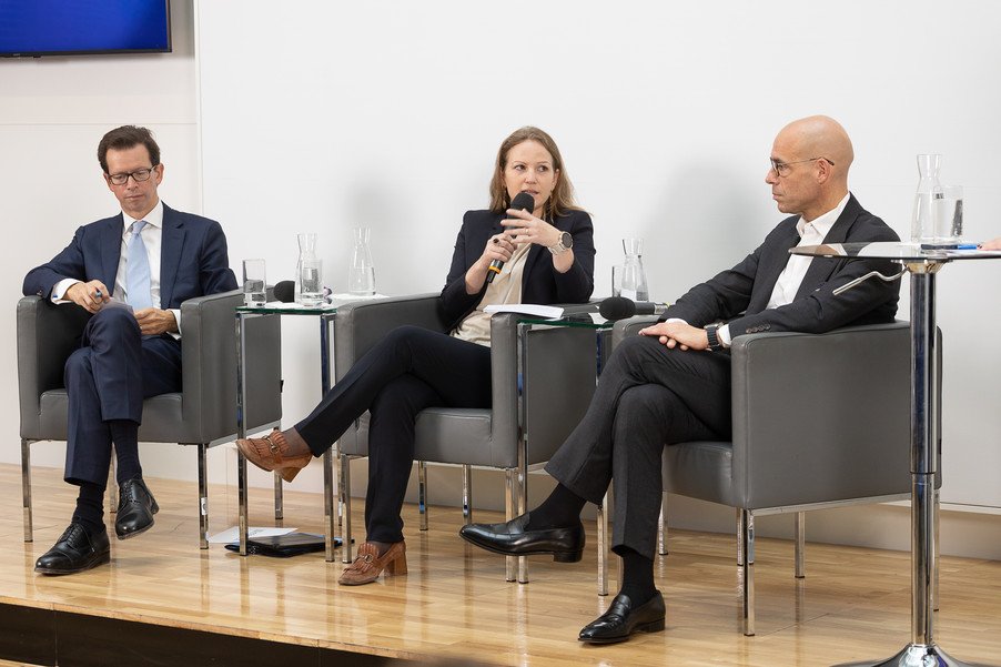 EUKommWien's tweet photo. Wie beeinflusst 🇪🇺 Wettbewerbspolitik die 🌍Wettbewerbsfähigkeit? Wo drückt Unternehmen der Schuh?
Spannende Debatte mit Martin Kocher @MagratheanTimes, Natalie Harsdorf-Borsch @BWB_WETTBEWERB, Axel Kühner @GreinerNews &amp; @A_WintersteinEC.
Video👉
https://t.co/XilKZuRfkr https://t.co/ZeinQG8AKA