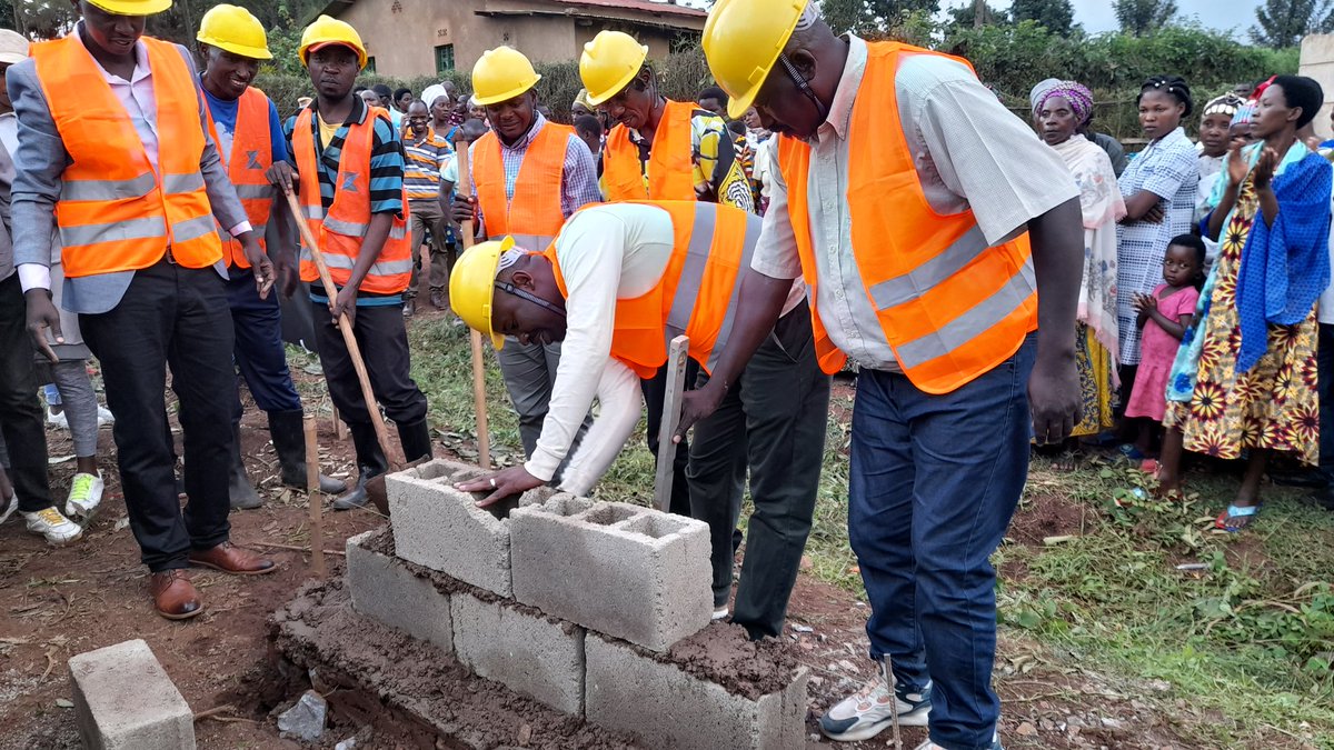 BumbogoS's tweet photo. Aka kanya Umunyamabanga Nshingwabikorwa w' Umurenge wa Bumbogo @Gasabo_District @CityofKigali amaze gushyira ibuye ry' ifatizo ahagiye kubakwa ibiro by' Umudugudu wa #Rugando mu Kagari ka #Musave.
@RwandaLocalGov
@PudenceR
@merardmp
@umwigemepo
@ngangare1
@InnocentNYAMUT1 https://t.co/Lus9bGSTgy