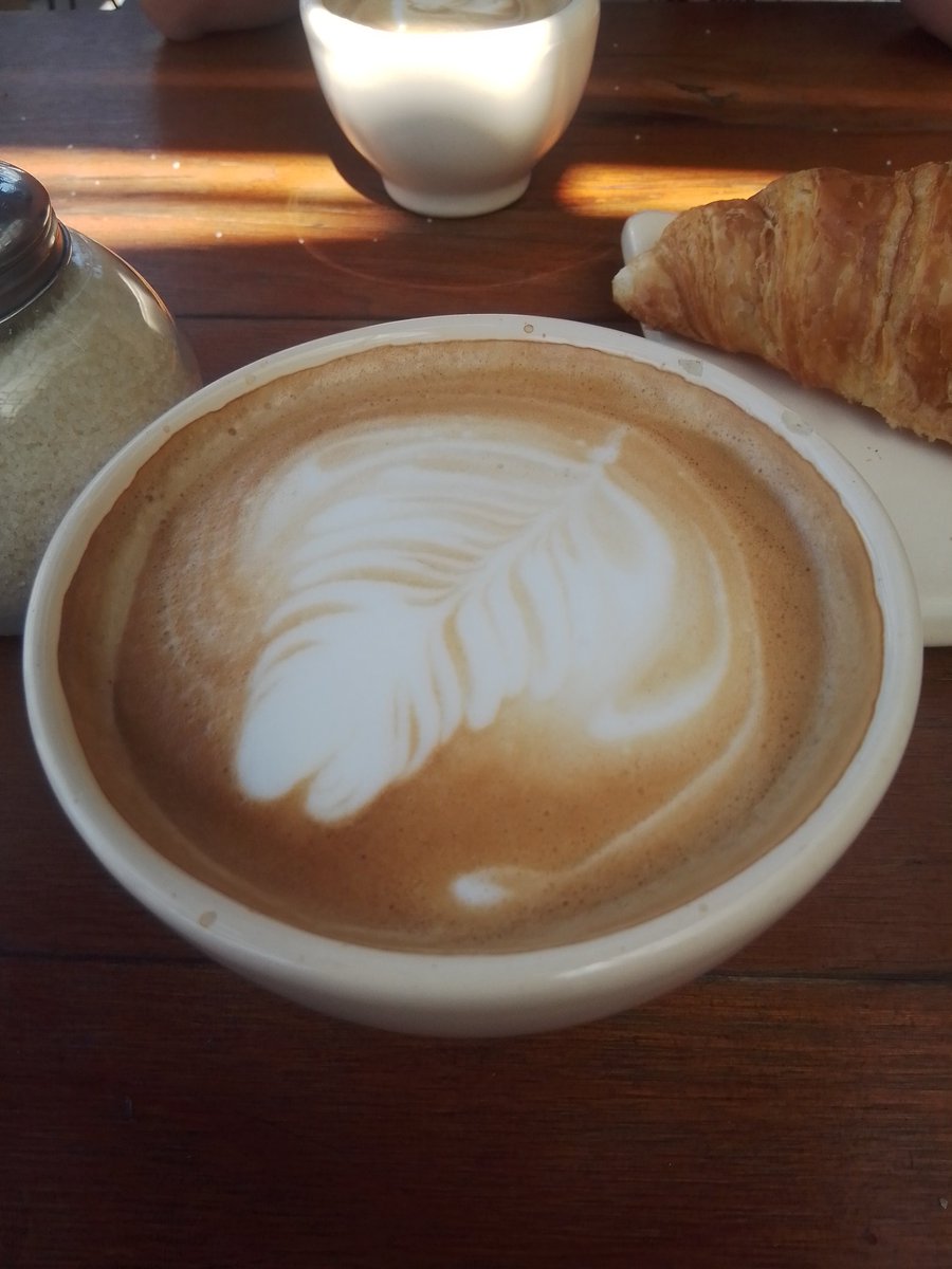 Vengador_1971's tweet photo. En el #DistritoArcos te sirven el café en un recipiente de cerámica...... https://t.co/VwqhMq12bU