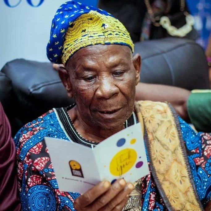 Coach_VDV's tweet photo. @adisaolashile @PalomarRo @SuperRareCasey @foundation @SuperRare @opensea I will never forget the moment Baba Onilu got his thank you card from @penielcards at the Yali Filmshow

Thanks for all you do Adisa.
God bless you 🇳🇬♥️💯 https://t.co/p0vTTeCGNi