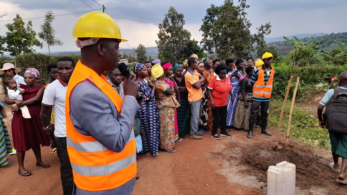 BumbogoS's tweet photo. Aka kanya Umunyamabanga Nshingwabikorwa w' Umurenge wa Bumbogo @Gasabo_District @CityofKigali amaze gushyira ibuye ry' ifatizo ahagiye kubakwa ibiro by' Umudugudu wa #Rugando mu Kagari ka #Musave.
@RwandaLocalGov
@PudenceR
@merardmp
@umwigemepo
@ngangare1
@InnocentNYAMUT1 https://t.co/Lus9bGSTgy