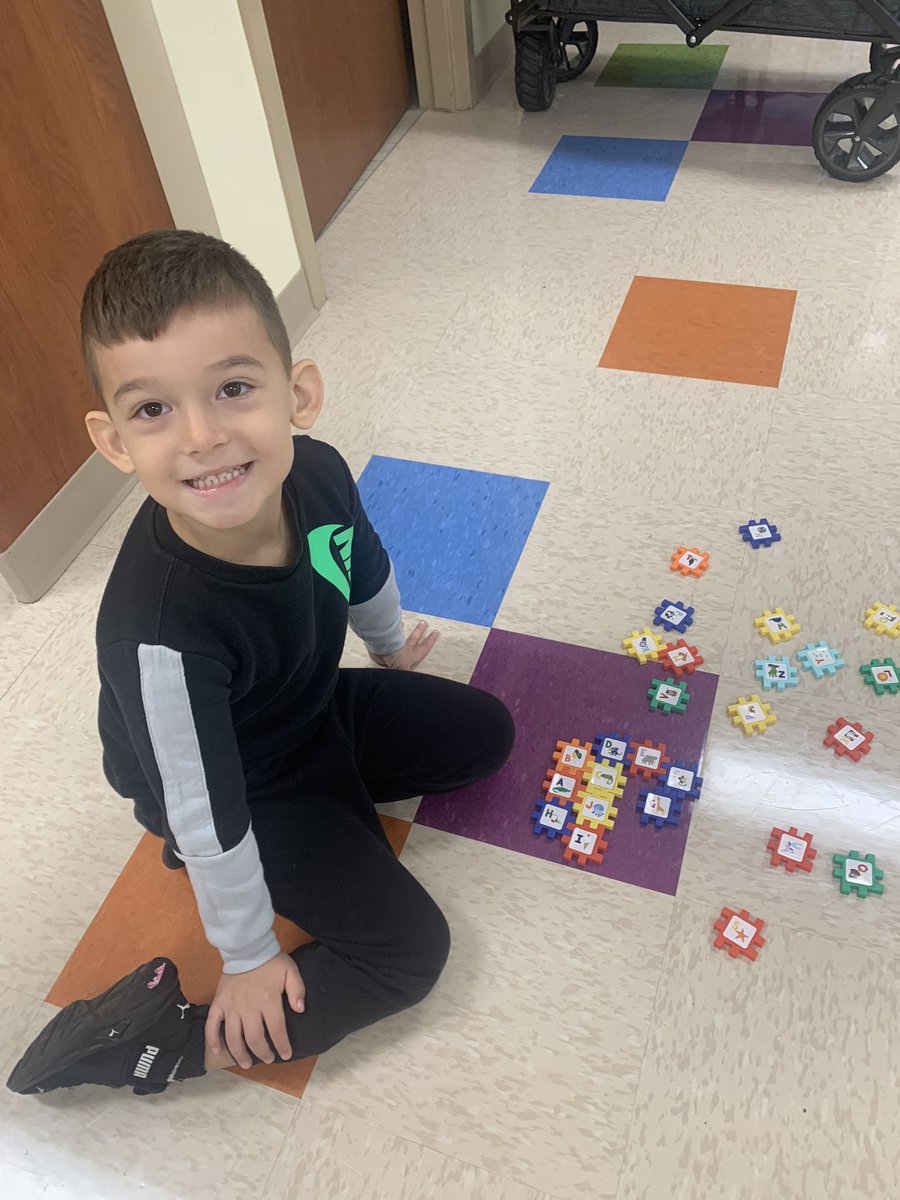 HoyLibrarian's tweet photo. Check out these @LkwdGrant scholars! Social-Emotional Learning through the ABCs of Feeling and then putting our puzzle in ABC order! https://t.co/BUQIOOSRVW