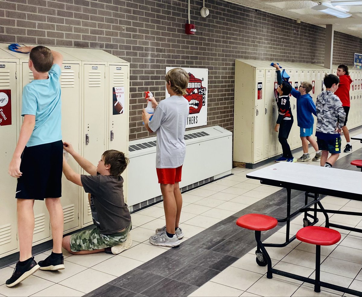 HesstonMiddle's tweet photo. HMS Service Fridays are the best! We have awesome kids!! #swatherpride https://t.co/77XncYte5E