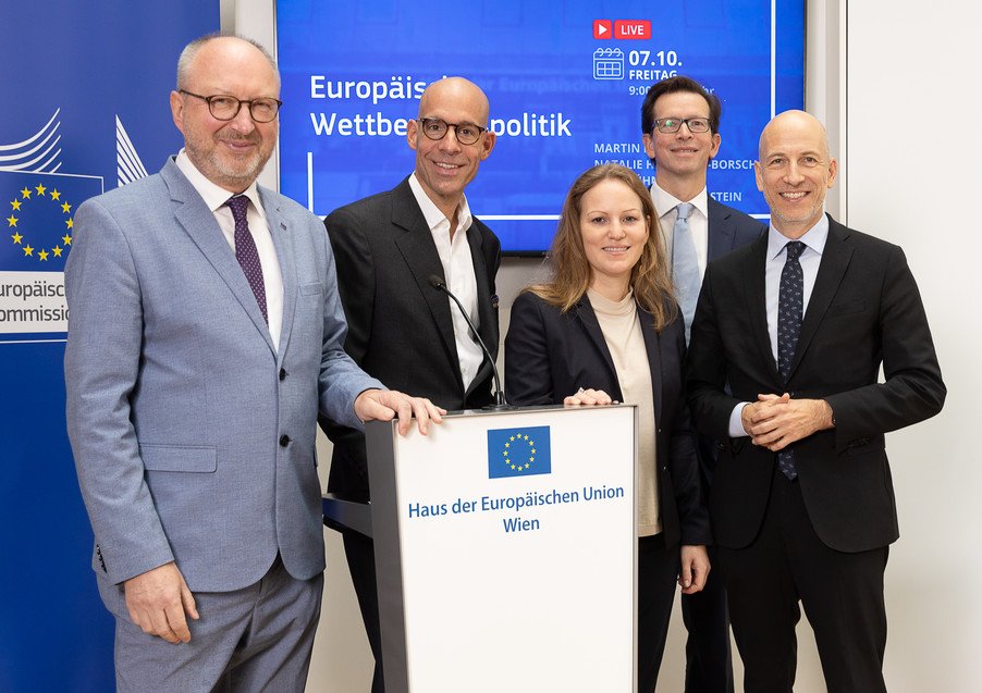 EUKommWien's tweet photo. Wie beeinflusst 🇪🇺 Wettbewerbspolitik die 🌍Wettbewerbsfähigkeit? Wo drückt Unternehmen der Schuh?
Spannende Debatte mit Martin Kocher @MagratheanTimes, Natalie Harsdorf-Borsch @BWB_WETTBEWERB, Axel Kühner @GreinerNews &amp; @A_WintersteinEC.
Video👉
https://t.co/XilKZuRfkr https://t.co/ZeinQG8AKA