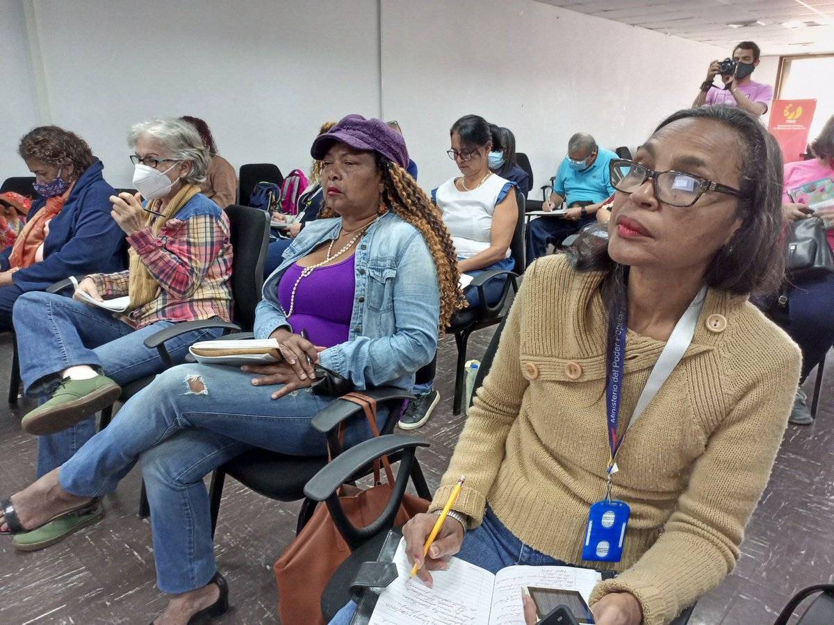 #Ahora || Se lleva a cabo las orientaciones con miras al Congreso Nacional de Comunalización y Seminario Nacional en Geografía Comunal, dirigido por el Vicerrector de Comunalización Armando Rojas.<a href="/NicolasMaduro/">Nicolás Maduro</a> <a href="/_LaAvanzadora/">Yelitze Santaella</a> @TibisayLucena8 @MPPEDUCACION #ChavezSeHizoMillones