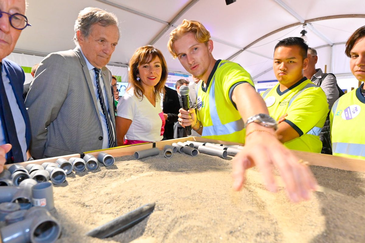 CaroleDelga's tweet photo. Le #BTP est un pilier de notre #économie et un moteur pour construire la souveraineté industrielle.
À l'occasion du #PopUp @FRTP_MidiPy, j’ai réaffirmé le soutien et rappelé les actions de la Région @Occitanie auprès des entreprises qui ont des difficultés à recruter. https://t.co/3QzfAwncp6