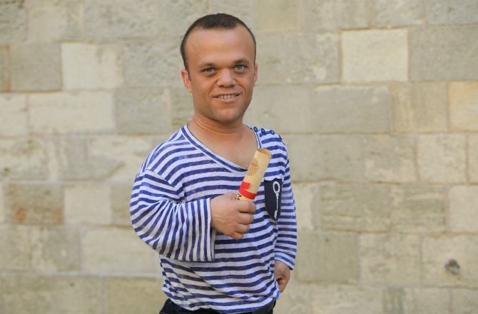 LeThomasOFF's tweet photo. L'acteur français de télévision #AnthonyLaborde fête aujourd’hui ses 40 ans. 🥳
En 2000, Il est arrive dans l'émission Fort Boyard pour les versions étrangères.
Depuis 2004, pour la version française sous le nom de Passe-Muraille. https://t.co/HqP3JMDKdt