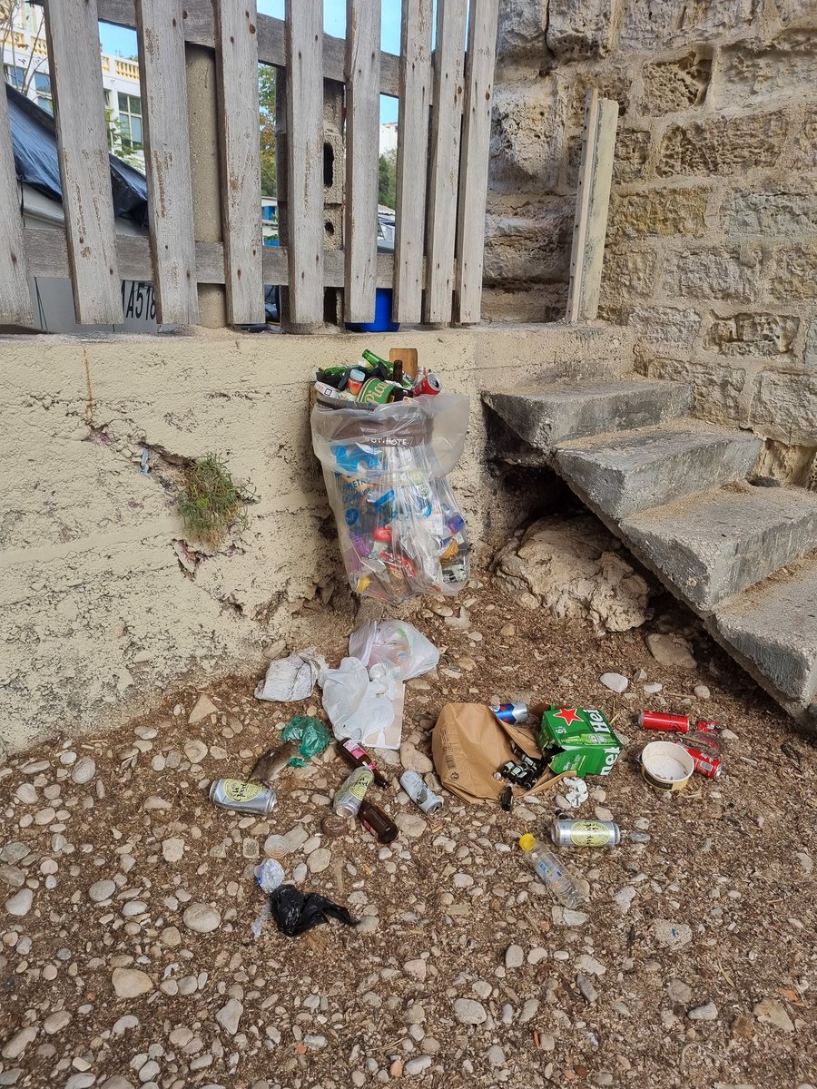 BLefetz's tweet photo. Coucou @AMPMetropole,
Les poubelles débordent encore et toujours... et voilà ce qu'on ramasse en 1min sur les rochers à la Fausse Monnaie. Quand est-ce qu'on prend les bonnes mesures ? https://t.co/ASSGxZk1FU