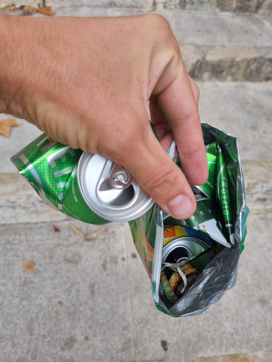 BLefetz's tweet photo. Coucou @AMPMetropole,
Les poubelles débordent encore et toujours... et voilà ce qu'on ramasse en 1min sur les rochers à la Fausse Monnaie. Quand est-ce qu'on prend les bonnes mesures ? https://t.co/ASSGxZk1FU