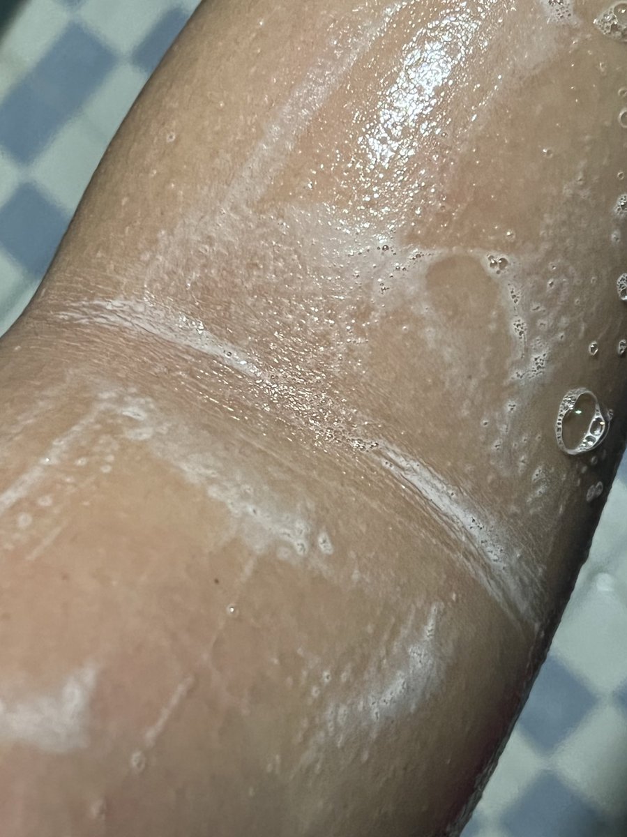 queerisy's tweet image. teksturnya milky yang kalau kena kulit lembut banget, pertama kali pakai aku engga gunakan handgloves jadi busanya gak terlalu banyak

tapi pas pakai, busanya buildable jadi banyak dan lebih terasa lembut