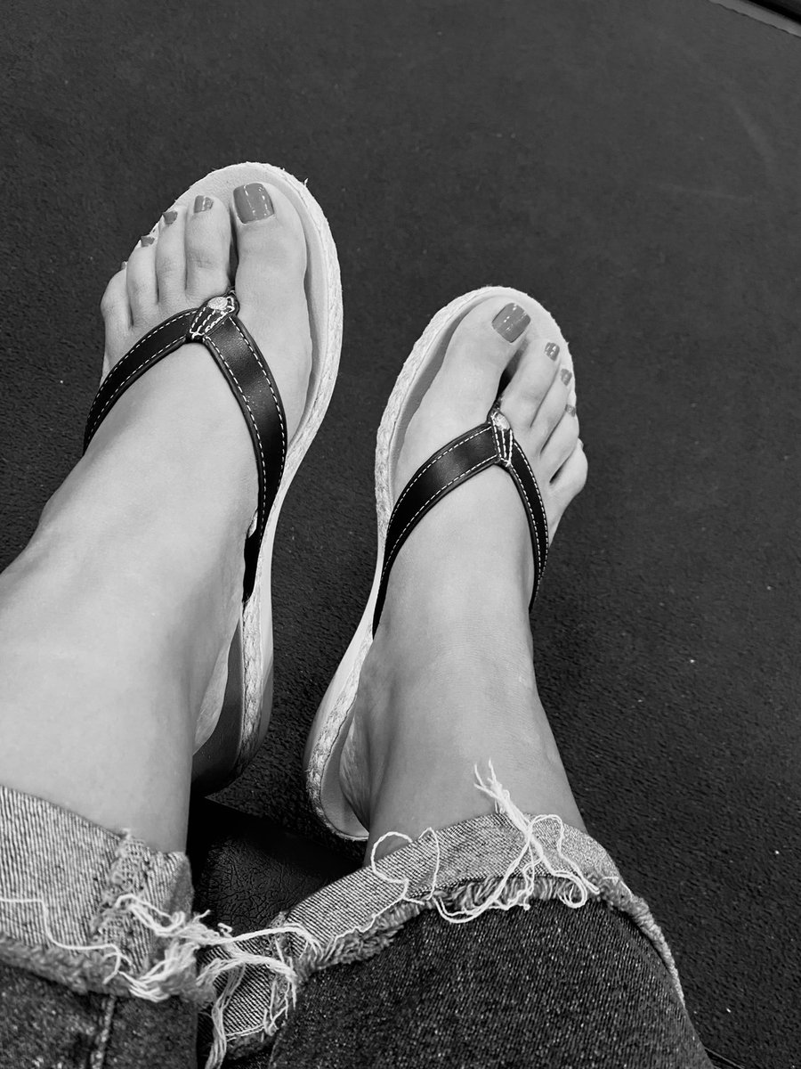 YouSoles4's tweet photo. New pedi - can you guess what color 😋😋 😍🦶🏼🦶🏼 #freshset #feetworship #toes #feetfinder #hottoes @Feetfinder https://t.co/Ic8Cxo58a9