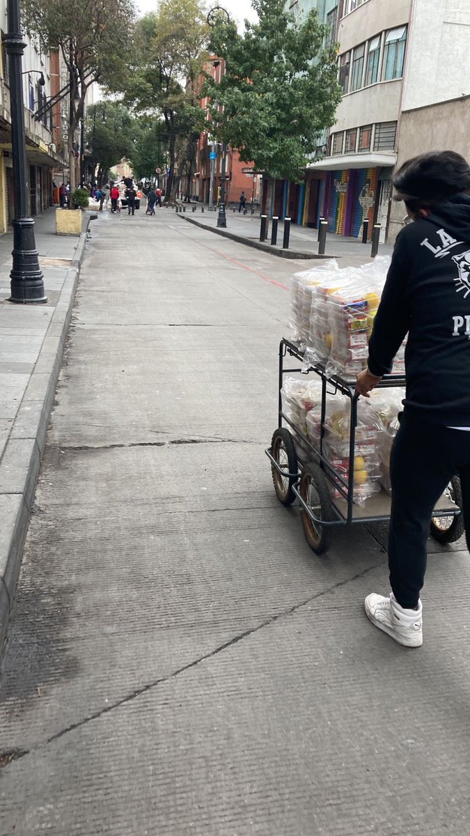 raultorres_mx's tweet photo. Al más puro estilo del viejo régimen, los de #Morena preparan la torta y refresco para los acarreados de informe de @Claudiashein.

No son iguales, son peores. https://t.co/JP9ghWNURt