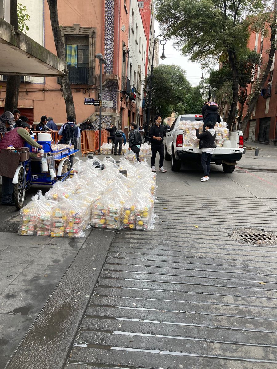 raultorres_mx's tweet photo. Al más puro estilo del viejo régimen, los de #Morena preparan la torta y refresco para los acarreados de informe de @Claudiashein.

No son iguales, son peores. https://t.co/JP9ghWNURt