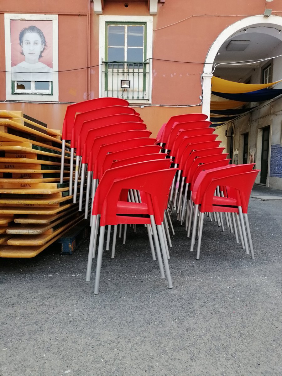 _palimpsesto_'s tweet photo. No sofá ou nos bancos e cadeiras, à sombra ou ao sol, venha ler connosco no Largo Cabeço de Bola, em Lisboa.

#palimpsesto_editora #livros #editora #editor #palimpsesto #festa #flifa #arroios https://t.co/gFnzTdBZx0